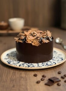 Profiterol Soslu Çikolatalı Pasta