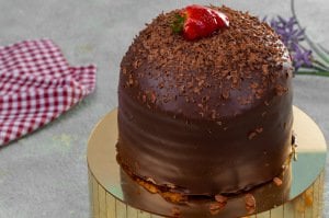 Çilekli Bitter Çikolatalı Pasta