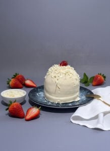 Çilekli Bombeli Beyaz Çikolatalı Pasta